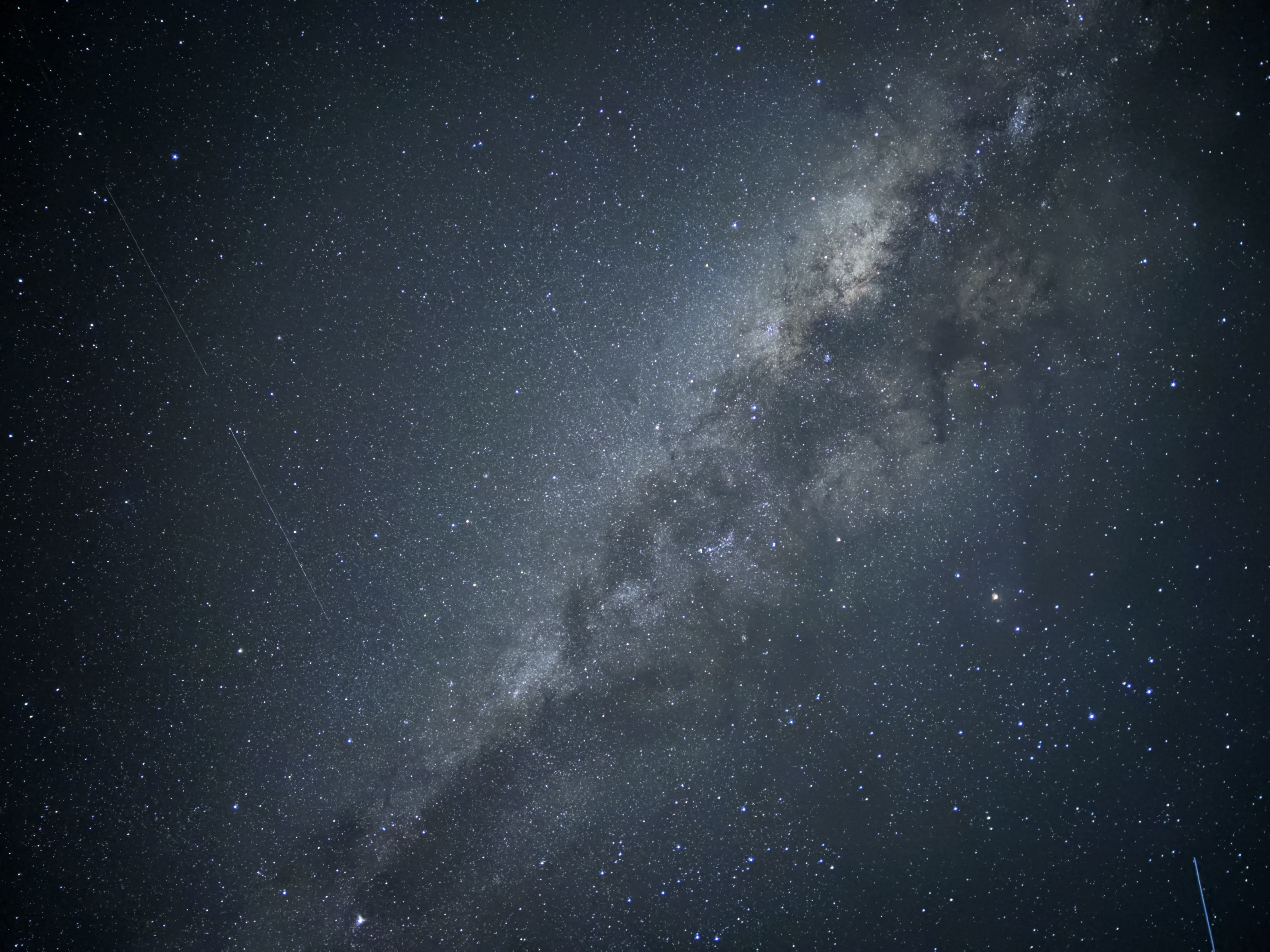 天の川と無数の星が広がる夜空